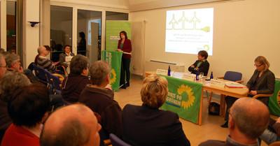 Jutta Blatzheim-Roegler begrüßt Bürgerinnen und Bürger sowie die ReferentInnen Andreas Hartenfels, MdL und Valerie Charbonnier. 